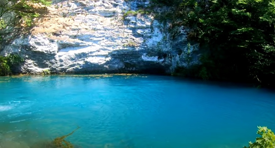 Голубое озеро в Абхазии