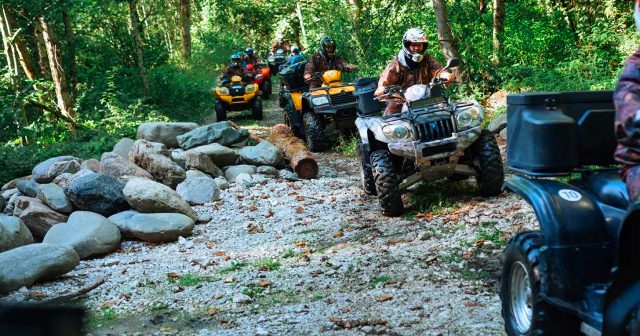 По отзывам туристов мы поняли, что средняя стоимость аренды квадроцикла в Лоо составляет от 2500