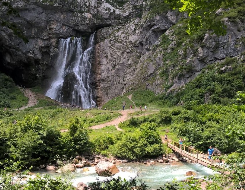 Экскурсии в Абхазию из Сочи, джиппинг тур на Гегский водопад и озеро Рица