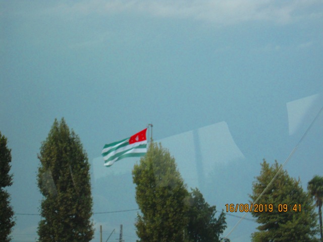 Флаг Абхазии на границе с Россией