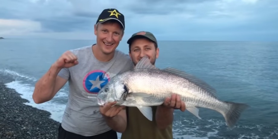 Ловля Горбыли на морской рыбалке в Адлере